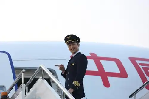 胡歌代言东航了?胡机长制服诱惑大片花絮曝光!