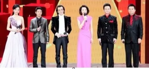 延续龙年的阵容,再次采用三老带三新的形式,6位主持人分别是朱军,李咏