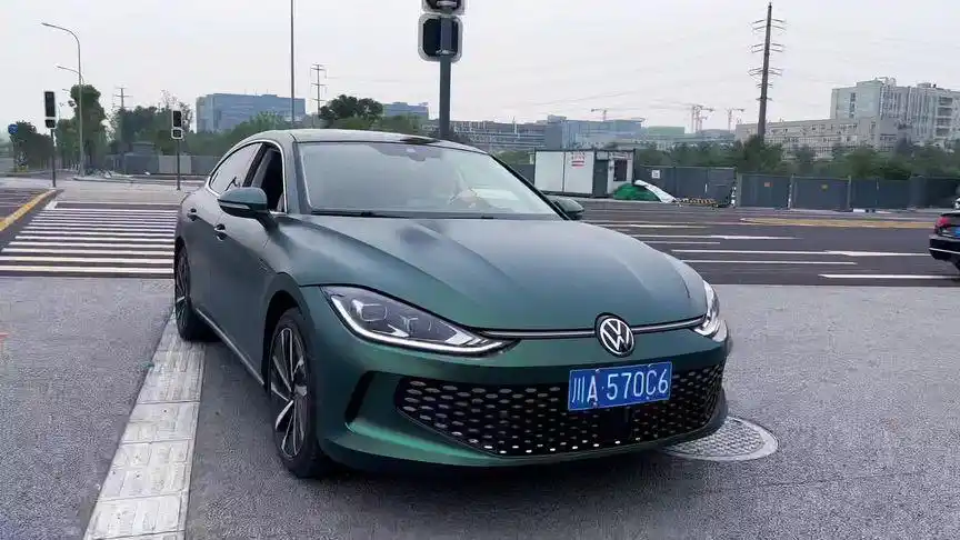 那就vw星辉无边框门,气质当然秒众人,凌渡l电光金属宝石绿