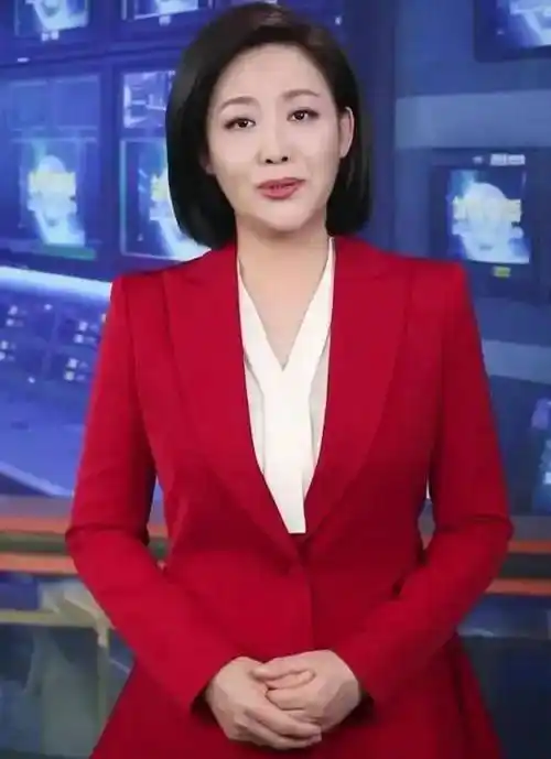 央视郑丽:嫁圈外普通丈夫,37岁高龄生孩子,50岁身材好似少女_新闻