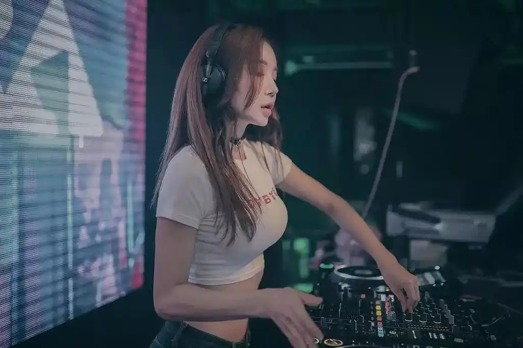 原创韩国又火了一个"百大"女dj,实力与美貌并存,外形就像个小狐狸