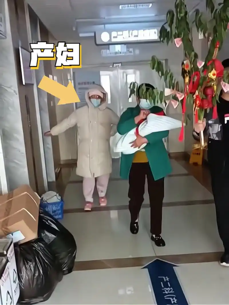 山东一女子分娩后出院,婆婆抱孩子老公拿东西,产妇独自行走