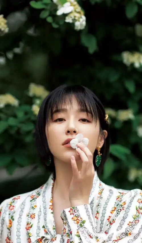 接下来的这一套就比较淑女了,短发的阚清子将头发披下来也是非常的