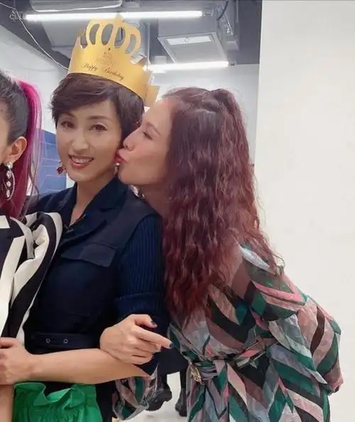 54岁陈法蓉太冻龄穿毛绒外套和蔡少芬走机场大7岁更显年轻