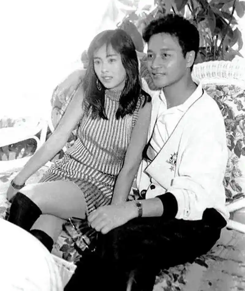 年轻时的张国荣和王祖贤曾经合影留念,这张照片让人们见证了两位当时