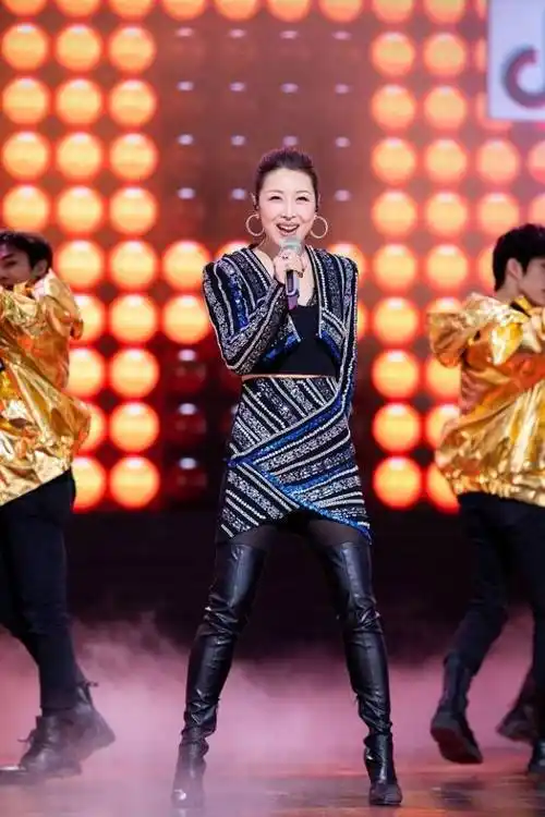 49岁孙悦近况惹争议疫情期间坐轮椅遛狗网友喊话好好养伤