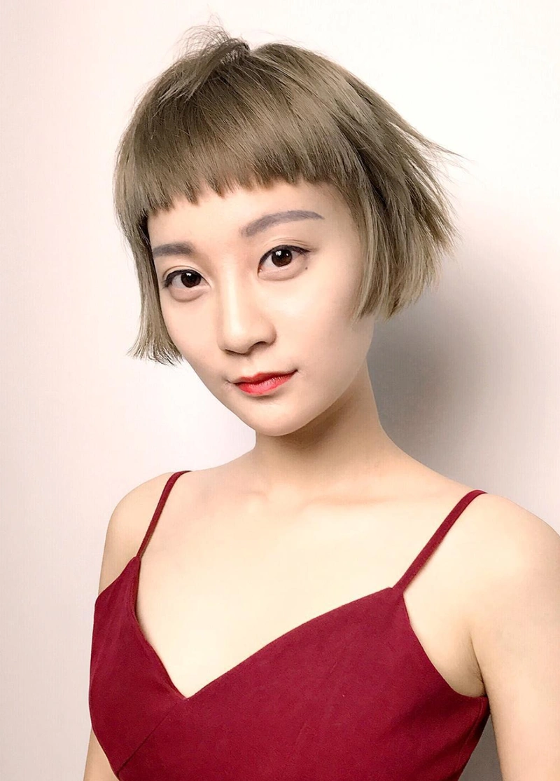 浅亚麻的发色一看就很时尚,锯齿状的刘海很有层次感.