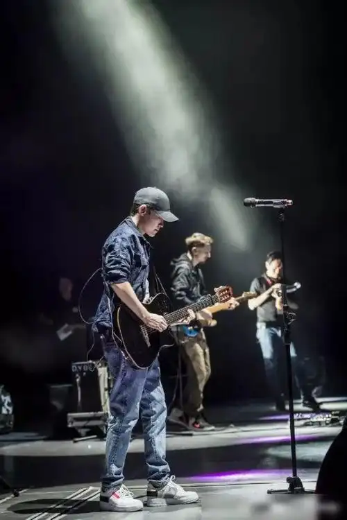 梁博北京演唱会圆满成功这一次造型不同却依然是帅气的酷男孩