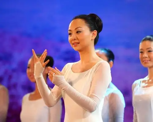 当时的领舞邰丽华,也十分的受欢迎.