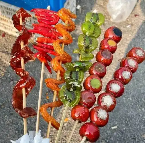 冰糖葫芦又出新花样,路人好奇引围观,顾客:这做法真"稀罕"