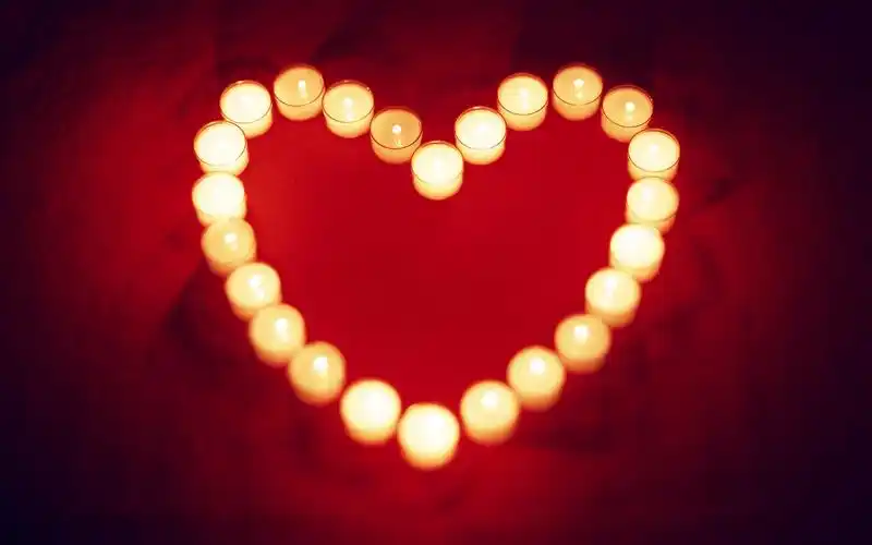 warm and loving heart shaped candle 640x1136 iph