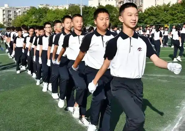 初一学生入校,班级男女生出现"最萌身高差",家长认为这样挺好