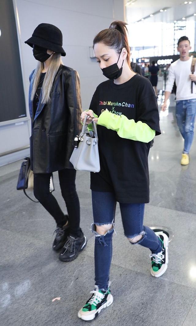 原创周扬青现身走机场,穿大西装暴露真实身高,竟有阿娇同款五短身材